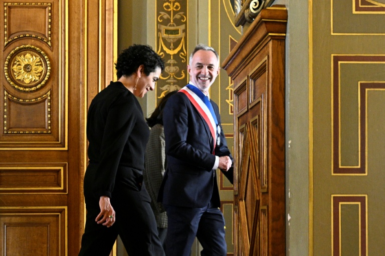 Le nouveau maire de Paris, Emmanuel Grégoire, portant son écharpe tricolore, et sa première adjointe, Lamia El Aaraje (g), quittent l'hôtel de ville de Paris après une conférence de presse suivant la séance inaugurale du conseil municipal, le 29 mars 2026