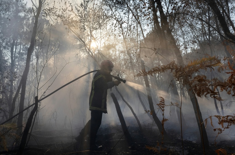 Un pompier lutte contre un incendie à Saint-Just, au sud de Rennes, le 13 août 2026 
