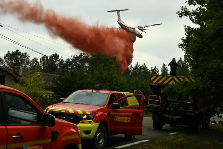 Un avion Dash 8 Q400 MR largue du retardant pour éviter des sautes de feu dans la forêt des Landes, près de Luglon, le 15 août 2026