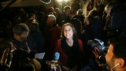 Laurence Ruffin (c), candidate de l'alliance de gauche et écologiste à la mairie de Grenoble, célèbre aux côtés de son frère, le député François Ruffin, sa victoire au 2e tour des municipales à Grenoble, le 22 mars 2026 en Isère