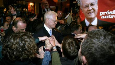 Lionel Jospin quitte son QG de campagne, le 21 avril 2002 à Paris