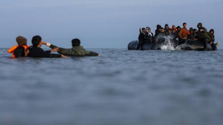 Des migrants essaient de monter à bord d'un "bateau-taxi" pour traverser la Manche le 19 septembre 2025 au large de la plage de Gravelines, dans le nord de la France