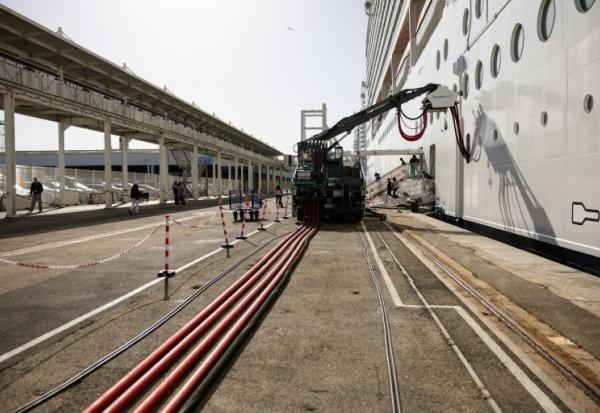Le navire de croisière MSC World Europa connecté au réseau électrique dans le port de Marseille, le 11 avril 2026  