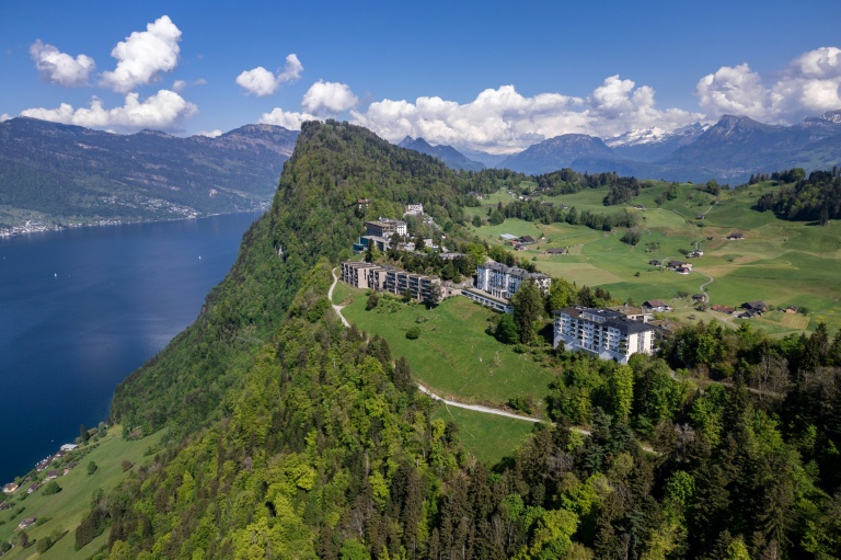 Vue aérienne du complexe hôtelier de luxe du Bürgenstock, surplombant le lac des Quatre-Cantons,  le 10 mai 2026 en Suisse