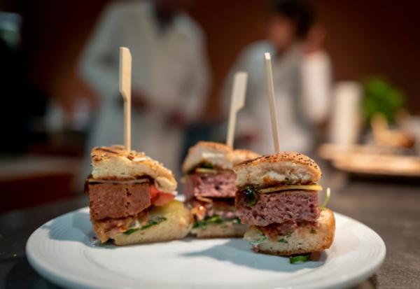 L'UE va-t-elle sauver la peau du "burger végétarien" et des "saucisses végétales" ? Les Etats membres et les eurodéputés doivent négocier mercredi sur l'avenir de ces dénominations contestées par les éleveurs
