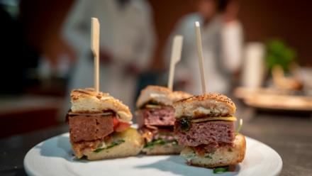 L'UE va-t-elle sauver la peau du "burger végétarien" et des "saucisses végétales" ? Les Etats membres et les eurodéputés doivent négocier mercredi sur l'avenir de ces dénominations contestées par les éleveurs