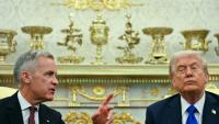 Le président américain Donald Trump (d) et le Premier ministre canadien Mark Carney dans le Bureau ovale de la Maison Blanche, le 7 octobre 2025 à Washington