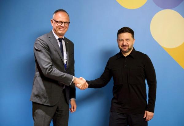 Photographie fournie par le service de presse présidentiel ukrainien du maire du Havre (Seine-Maritime) et président du parti Horizons Edouard Philippe, à gauche, et du président ukrainien Volodymyr Zelensky, à droite, à Kiev le 26 mai 2026