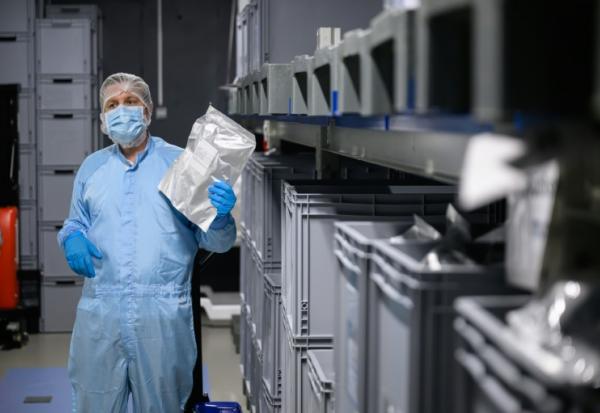 Le patron de la start-up Cantourage, Philip Schetter, montre la salle de stockage des plantes de cannabis sur le site de production de l'entreprise, dans un lieu tenu secret en Bavière, dans le sud de l'Allemagne, le 29 avril 2025