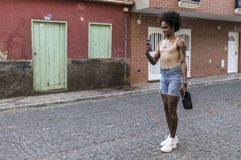 Le maquilleur professionnel Leonardo Oliveira enregistre une vidéo sur son téléphone à Mindelo, le 25 mai 2026