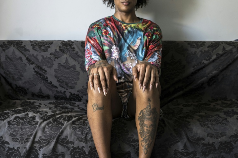 Le maquilleur professionnel Leonardo Oliveira pose pour un portrait dans son appartement à Mindelo, le 25 mai 2026