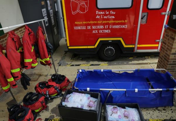 Une baignoire de refroidissement d'urgence et des poches de glace, dans une caserne de pompiers à Paris, le 28 juin 2026 lors d'un épisode de canicule en France