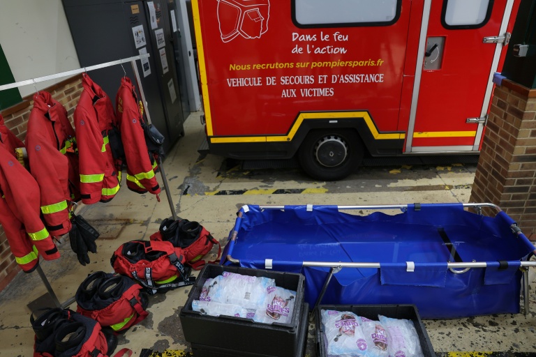 Une baignoire de refroidissement d'urgence et des poches de glace, dans une caserne de pompiers à Paris, le 28 juin 2026 lors d'un épisode de canicule en France