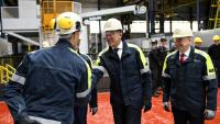 Le secrétaire général de l'Otan Mark Rutte (c) et le ministre britannique de la Défense John Healey (d) visitent l'entreprise publique de défense Sheffield Forgemasters, le 9 juin 2025 à Sheffield, dans le nord de l'Angleterre