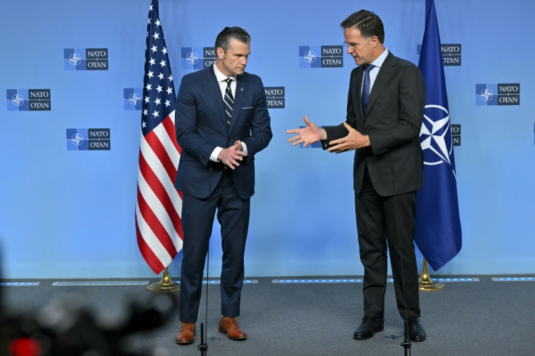 Le secrétaire général de l'Otan, Mark Rutte (d) et le secrétaire américain à la Défense Pete Hegseth, au siège de l'Otan, le 5 juin 2025 à Bruxelles