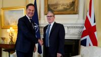 Le Premier ministre britannique Keir Starmer (d) et le secrétaire général de l'Otan, Mark Rutte lors d'une rencontre au 10 Downing Street, le 9 juin 2025 à Londres