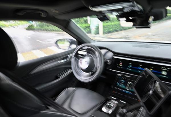 Un robotaxi sans conducteur développé par Baidu circule dans une rue de Wuhan, dans la province du Hubei, le 1er août 2024 dans le centre de la Chine