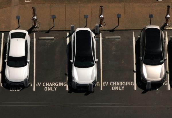 Des voitures électriques à Corte Madera, Californie, le 19 mai 2025