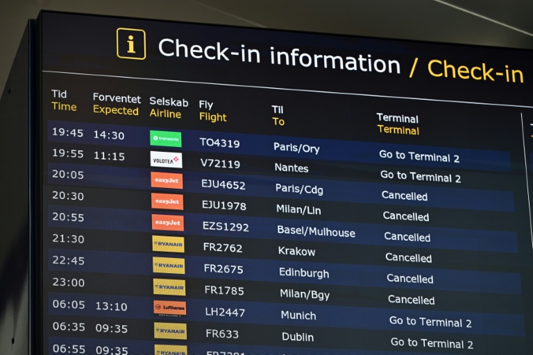 Un panneau affiche les informations de vol à l'aéroport de Copenhague, au Danemark, le 23 septembre 2025