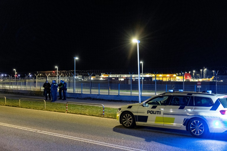 Des policiers à l'extérieur de l'aéroport de Copenhague, après un survol de drones, le 22 septembre 2025 au Danemark