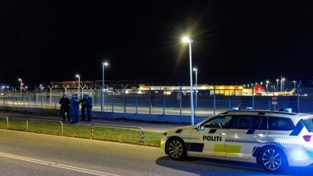 Des policiers à l'extérieur de l'aéroport de Copenhague, après un survol de drones, le 22 septembre 2025 au Danemark