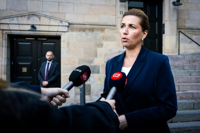 La Première ministre danoise, Mette Frederiksen fait une déclaration à la presse après un survol de drones à l'aéroport de Copenhague, le 23 septembre 2025 à Copenhague