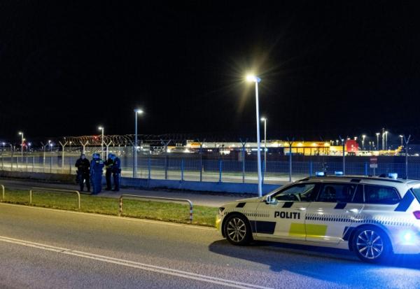 Des policiers à l'extérieur de l'aéroport de Copenhague, après un survol de drones, le 22 septembre 2025 au Danemark