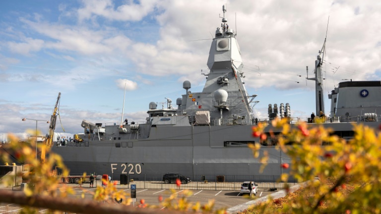La frégate Hamburg (F220) de la marine allemande, amarrée au port de Copenhague, restera pendant le prochain sommet de l'UE, le 28 septembre 2025 au Danemark