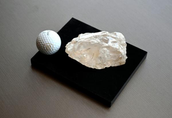 Une balle de golf à côté du Motswedi, deuxième plus gros diamant au monde avec 2.488 carats, au siège de l'entreprise HB Antwerp à Anvers en Belgique, le 22 septembre 2025