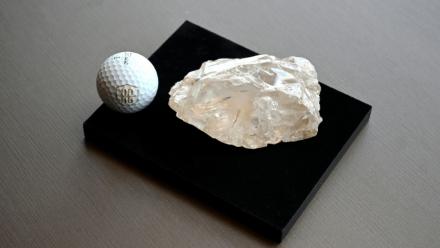 Une balle de golf à côté du Motswedi, deuxième plus gros diamant au monde avec 2.488 carats, au siège de l'entreprise HB Antwerp à Anvers en Belgique, le 22 septembre 2025