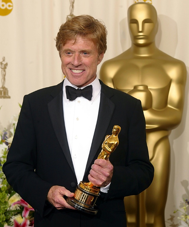 L'acteur et réalisateur américain Robert Redford reçoit un Oscar d'honneur, le 24 mars 2002 lors de la 74e cérémonie des Oscars à Hollywood