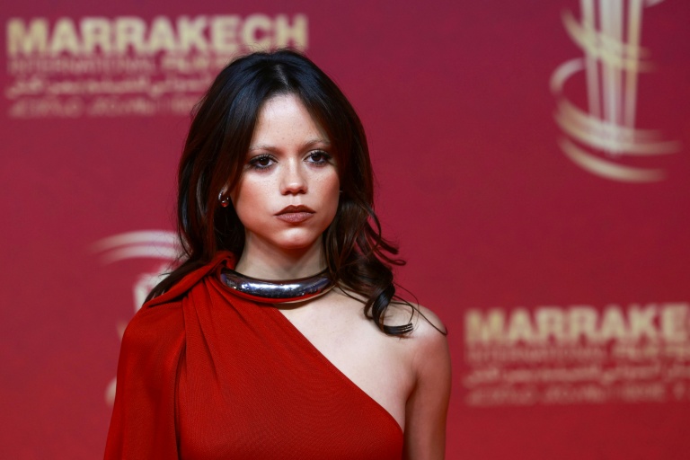 L'actrice américaine Jenna Ortega pose sur le tapis rouge à son arrivée à la cérémonie de clôture du 22e Festival international du film de Marrakech (FIFM), au Maroc, le 6 décembre 2025
