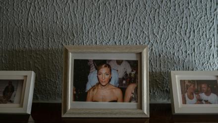 Une photo de Tania Gazridou, qui a perdu la vie dans un incendie en 2018, dans le salon de la maison de Yiorgos Katris, son veuf, le 13 mai 2026 en Grèce