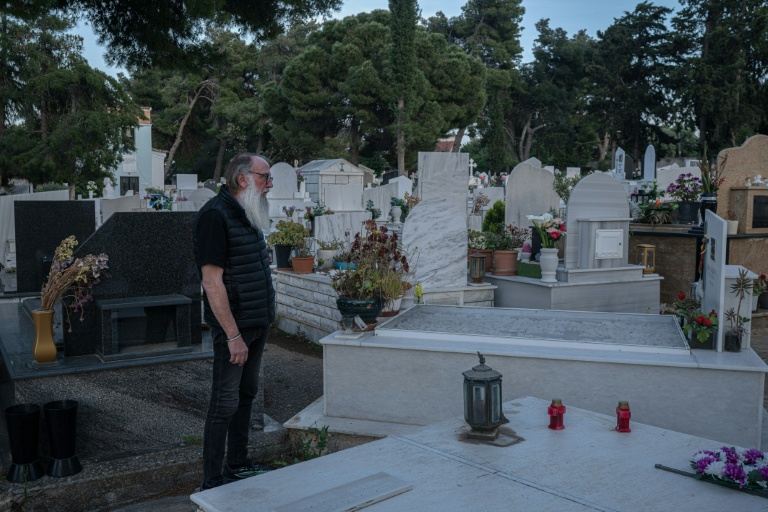 Yiorgos Kaïris se recueille sur la tombe de son épouse Tania Gazeridou, morte dans un incendie en 2018, au cimetière de Nea Makri, près d'Athènes, le 6 mai 2026 en Grèce