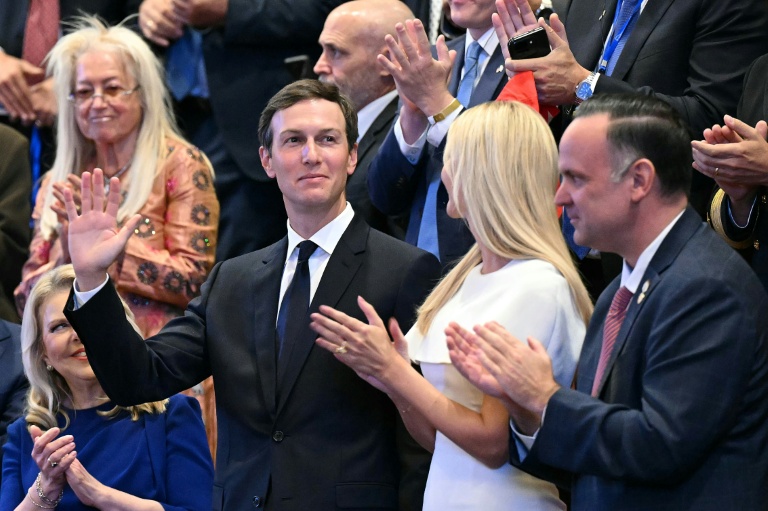 Le gendre du président américain Donald Trump, Jared Kushner (c,g) et Ivanka Trump à la Knesset, le  Parlement israélien, le 13 octobre 2025 à Jérusalem
