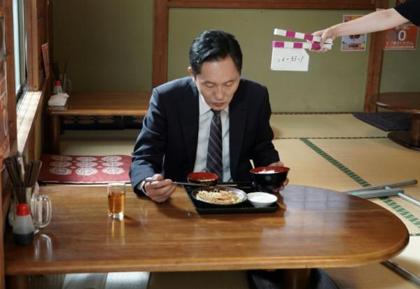 L'acteur Yutaka Matsushige lors du tournage d'un épisode de la série télévisée "Le gourmet solitaire" dans un restaurant spécialisé dans le thon à Yokoshibahikari, dans la préfecture de Chiba, le 19 mai 2026 au Japon