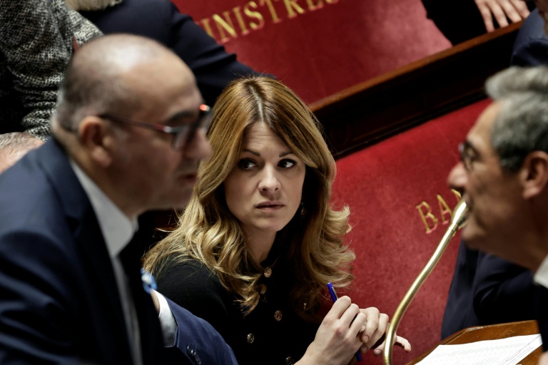 La porte-parole du gouvernement, Maud Bregeon (c) à l'Assemblée nationale, le 4 novembre 2025 à Paris