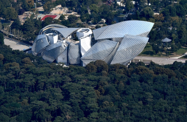 Vue aérienne de la Fondation Louis Vuitton réalisée par l'architecte américano-canadien Frank Gehry, le 14 juillet 2018 à Paris