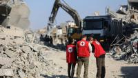 Une équipe de la Croix-Rouge dans les ruines du quartier d'al-Tuffah, à Gaza-ville, le 27 octobre 2025