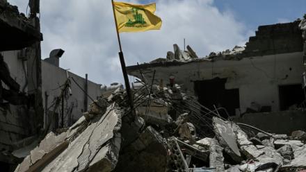 Le drapeau jaune du Hezbollah dans les décombres d'un bâtiment détruit par une frappe aérienne israélienne à Tyr, dans le sud du Liban, le 23 juin 2026