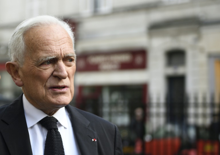 Le journaliste français Philippe Labro arrive pour assister aux funérailles du journaliste français Pierre Bouteiller à l'église Saint-Pierre du Gros Caillou à Paris le 14 mars 2017
