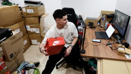 Le fondateur de la boutique Swave, Hugo Carvalho, lors d'une vente en live de sneakers, le 12 mars 2026 à Paris