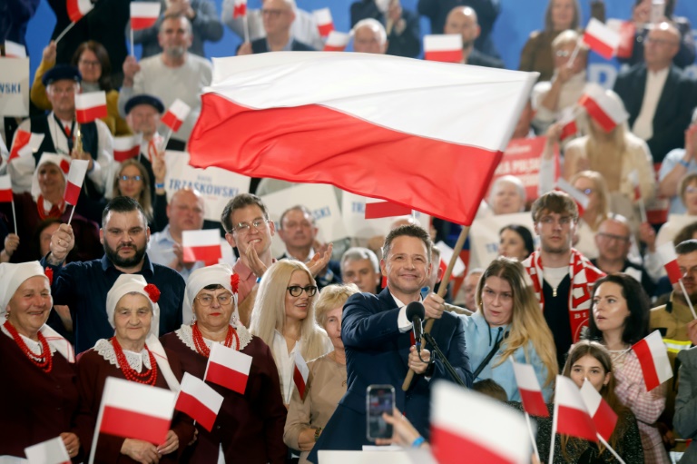 Le maire pro-UE de Varsovie, Rafal Trzaskowski, candidat à la présidentielle polonaise, brandit un drapeau polonais devant ses sympathisants, à Sandomierz, à l'issue du 1er tour, le 18 mai 2025