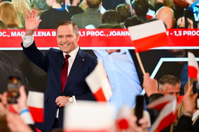 Le nationaliste Karol Nawrocki, candidat à l'élection présidentielle polonaise soutenu par le principal parti d'opposition Droit et Justice (PiS, conservateur), salue ses sympatshisants à Gdansk à l'issue du premier tour de scrutin, le 18 mai 2025