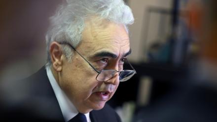 Fatih Birol, directeur de l'Agence internationale de l'énergie (AIE), lors d'une conférence de presse à Bruxelles le 6 mars 2026