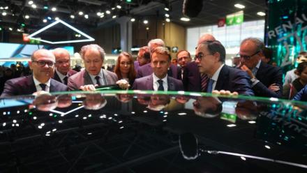 Emmanuel Macron, entouré de Luc Chatel, président de la Plateforme automobile (à gauche), et de François Provost, directeur général du groupe Renault, au Mondial de l’Auto à Paris, le 12 octobre 2026