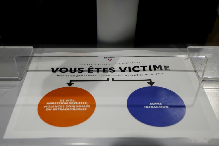 Une affiche à l'accueil d'un commissariat indiquant 