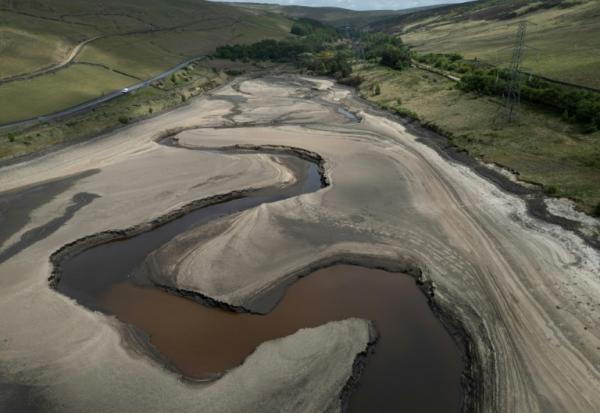 Le lit du réservoir de Woodhead partiellement révélé par une baisse du niveau de l'eau, près de Glossop, dans le nord de l'Angleterre, le 22 mai 2025