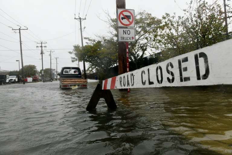 Un signe indique la fermeture d'une route inondée dans le New Jersey, à Ocean City, le 27 septembre 2026