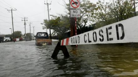 Un signe indique la fermeture d'une route inondée dans le New Jersey, à Ocean City, le 27 septembre 2026
